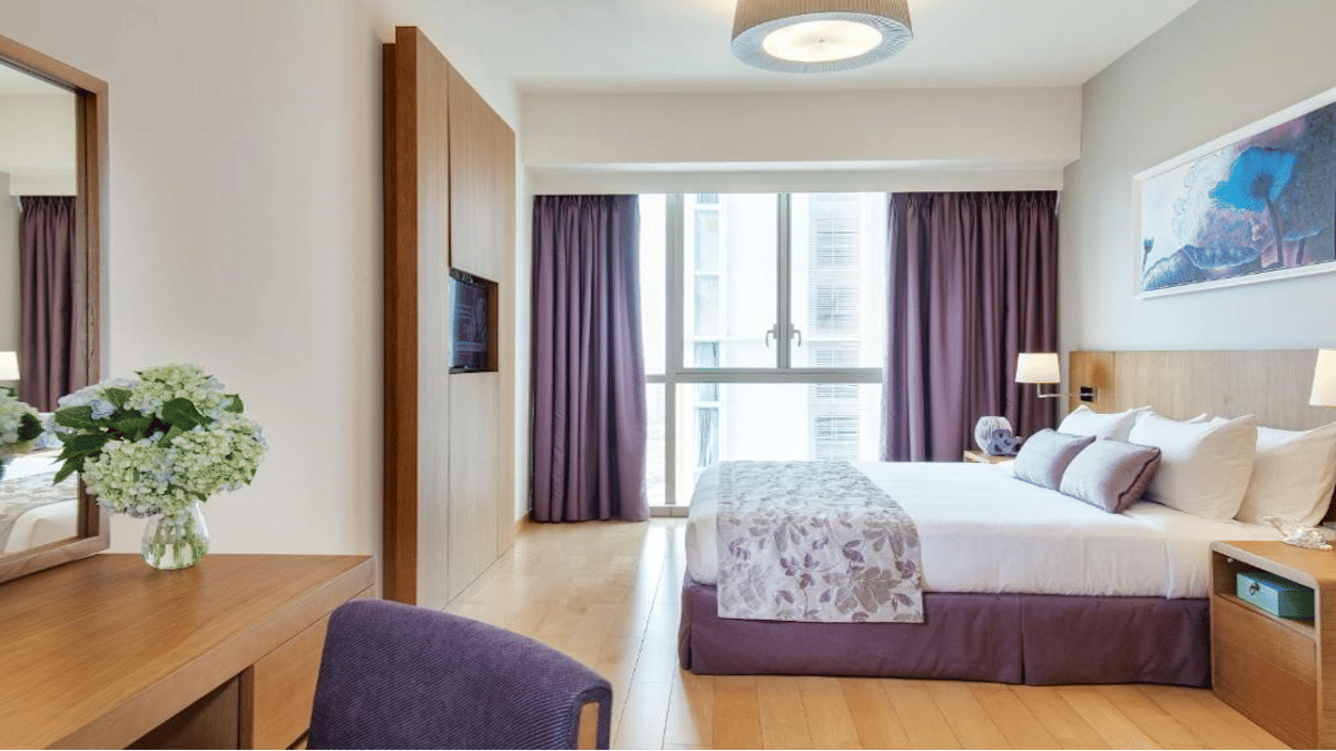 Phòng ngủ thanh lịch và rộng rãi tại hạng phòng 2-Bedroom Premier tại Somerset Vista Ho Chi Minh City