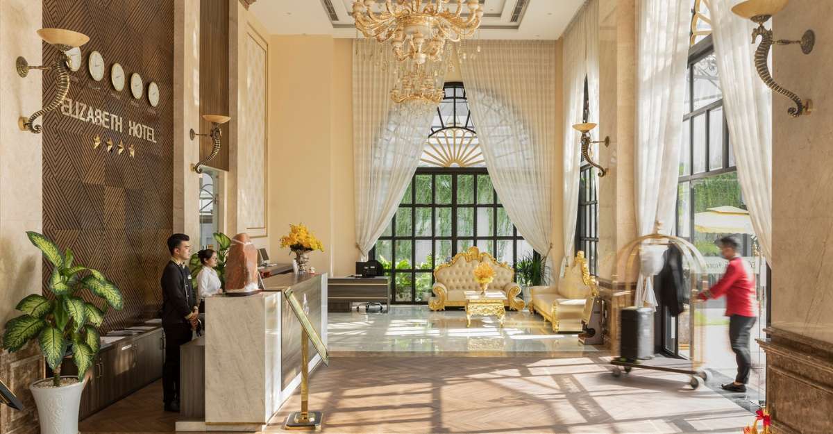Elizabeth Hotel tinh tế sang trọng với phòng chờ trần cao