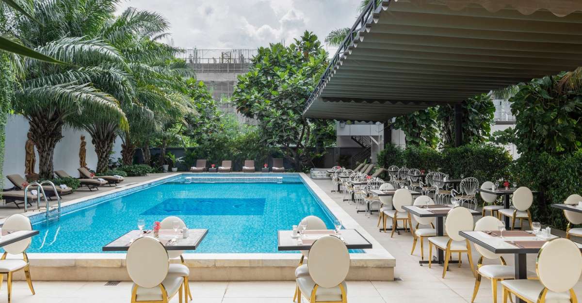Elizabeth Hotel với hồ bơi ngoài trời