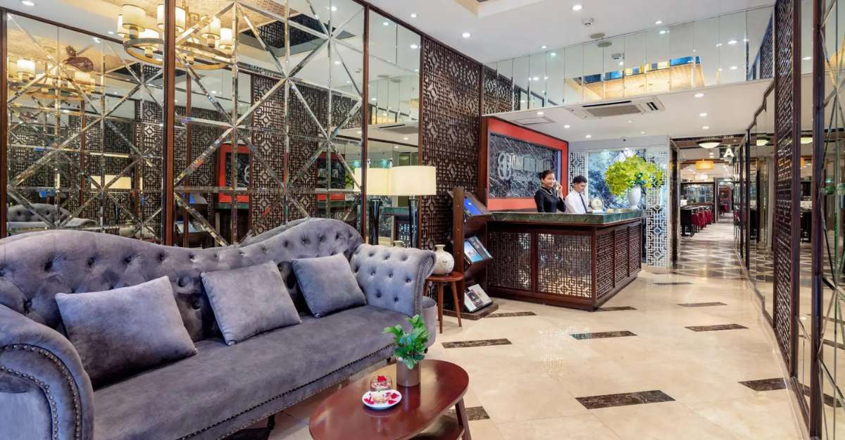 Classy Holiday Hotel & Spa sử dụng vật liệu kính giúp không gian tiền sảnh thêm phần rộng rãi