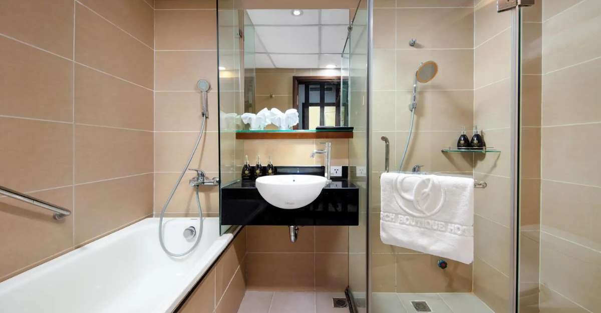 Bồn tắm trong phòng Family Suite tại Classy Holiday Hotel & Spa