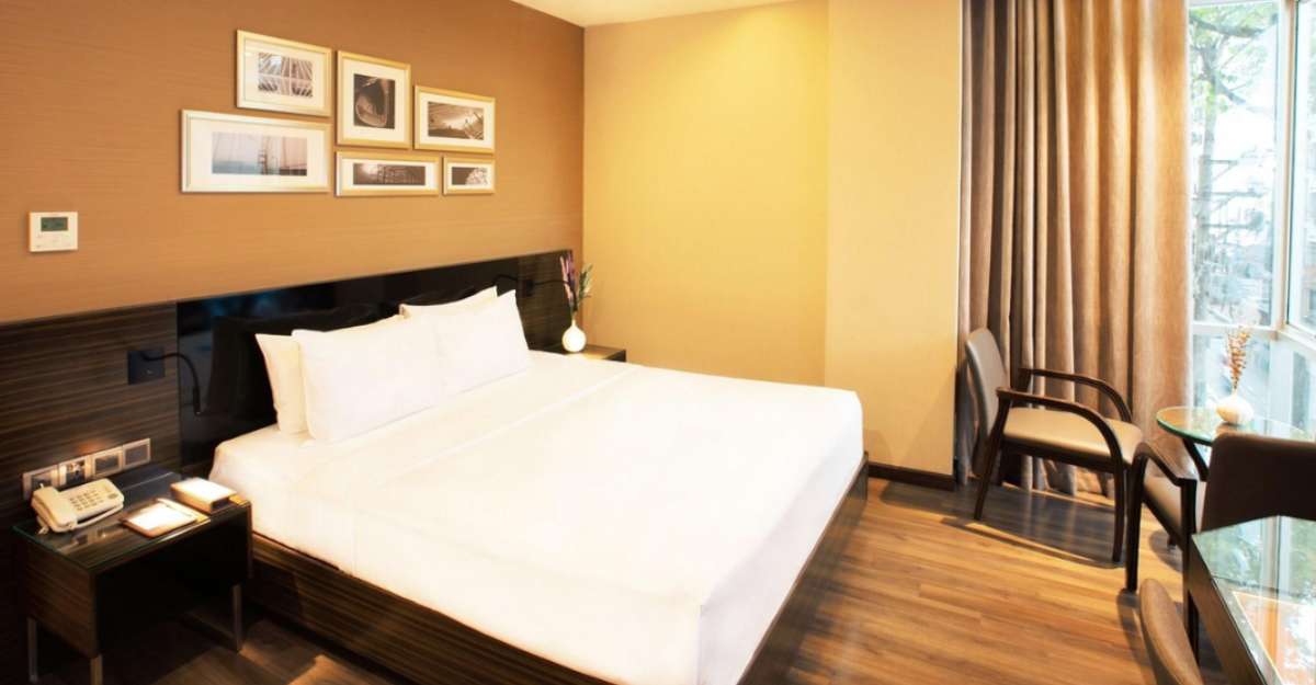 Không gian lãng mạn của phòng Deluxe Double tại Queen Ann Hotel