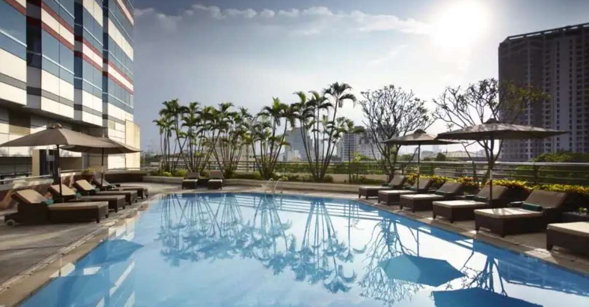 Hồ bơi ngoài trời tại Melia Hanoi Hotel