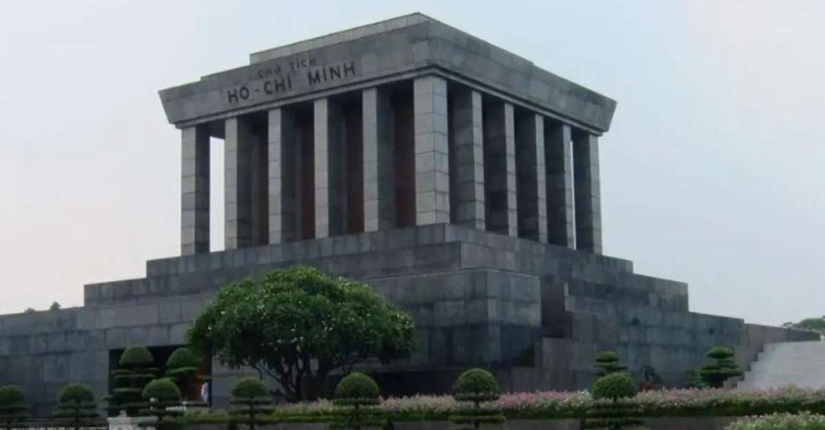 Viếng lăng Chủ tịch Hồ Chí Minh với tour 1 ngày tham quan Hà Nội