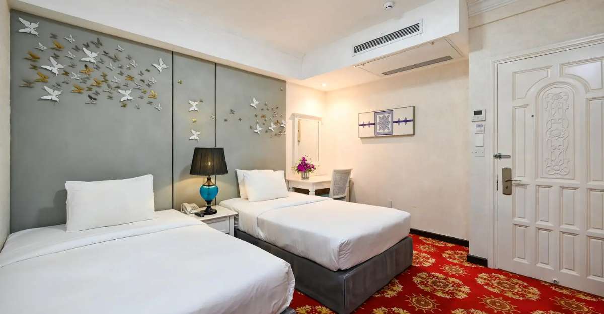 Deluxe Twin Bed ở California Hotel Saigon có không gian hiện đại, ấm cúng