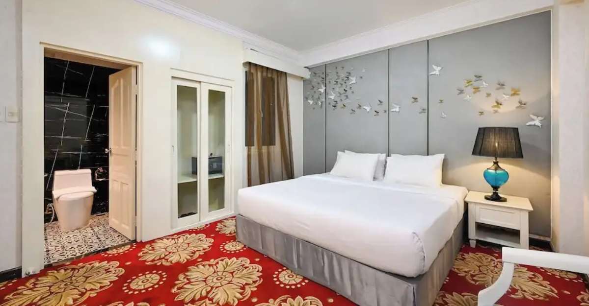 Deluxe Double 1 Queen Bed ở California Hotel Saigon