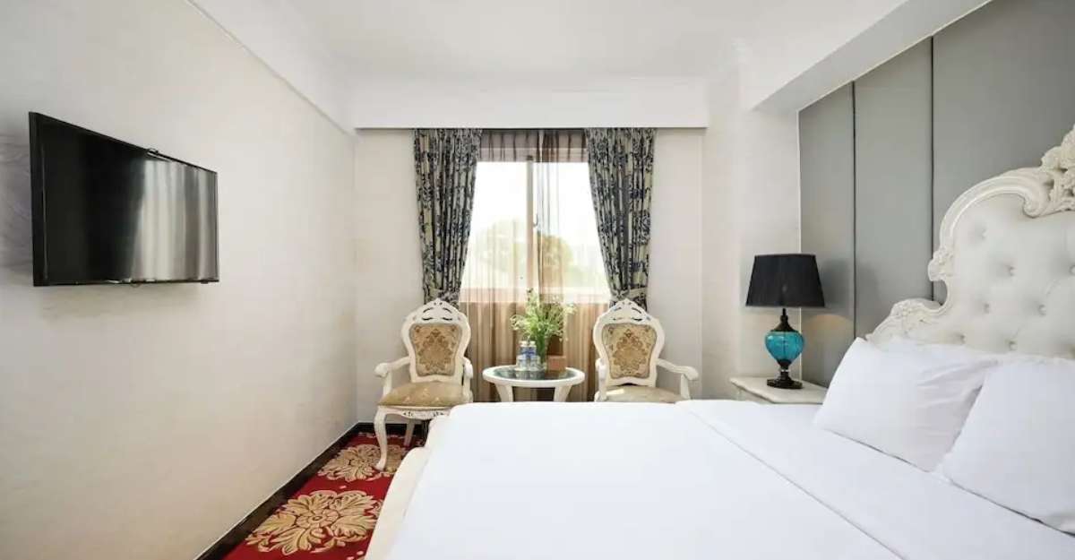 Premium Double 1 Queen Bed City View tại California Hotel Saigon