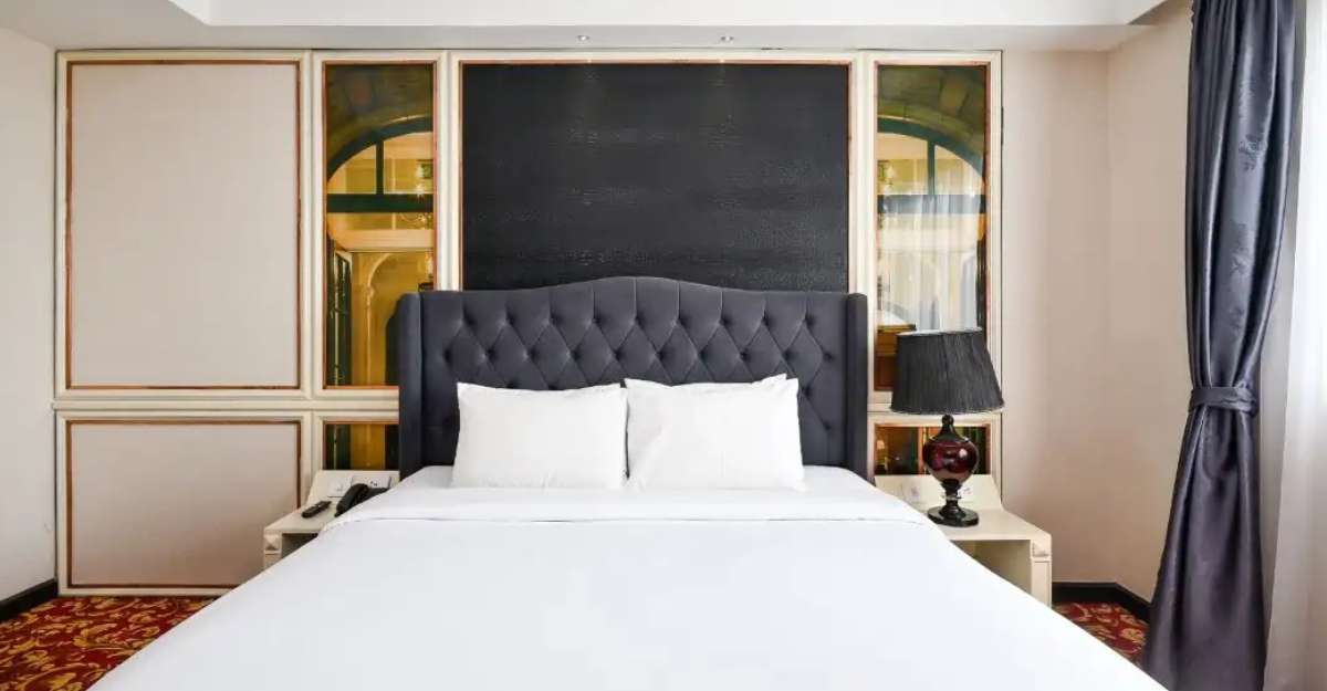 Junior Suite King City View tại California Hotel Saigon