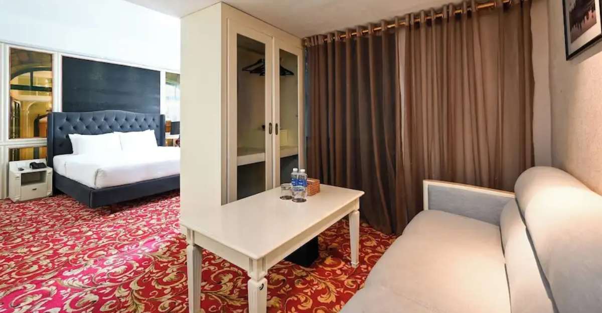 Junior Double 1 King Bed City View tại California Hotel Saigon