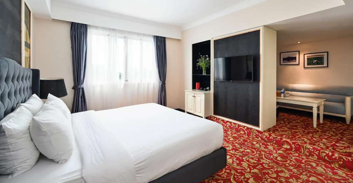 Junior Suite City View tại California Hotel Saigon