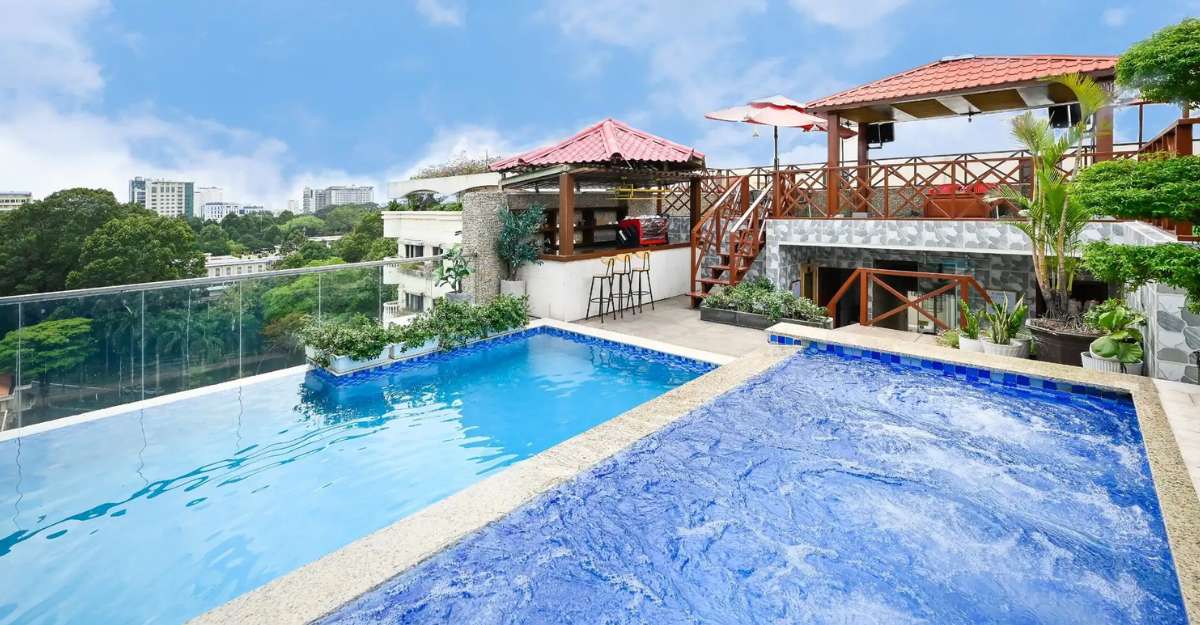 Hồ bơi tại California Hotel Saigon