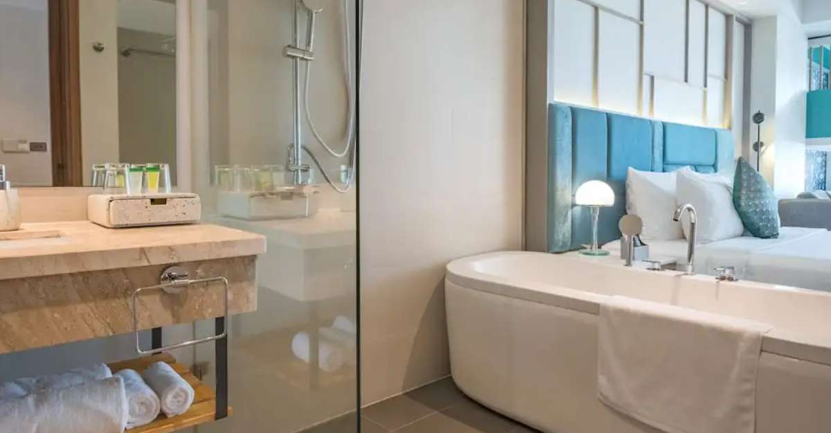 Không gian nhà tắm Phòng Family Quadruple tại Seaesta Nha Trang Hotel