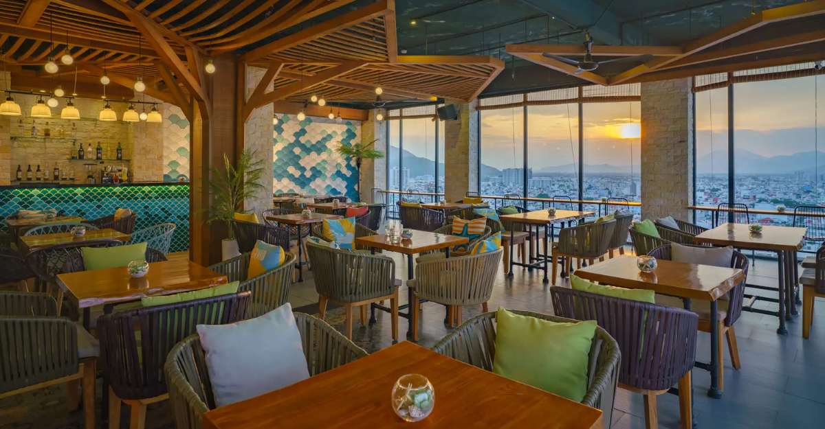 Quầy Bar hồ bơi vô cực Seabreeze tại Seaesta Nha Trang Hotel
