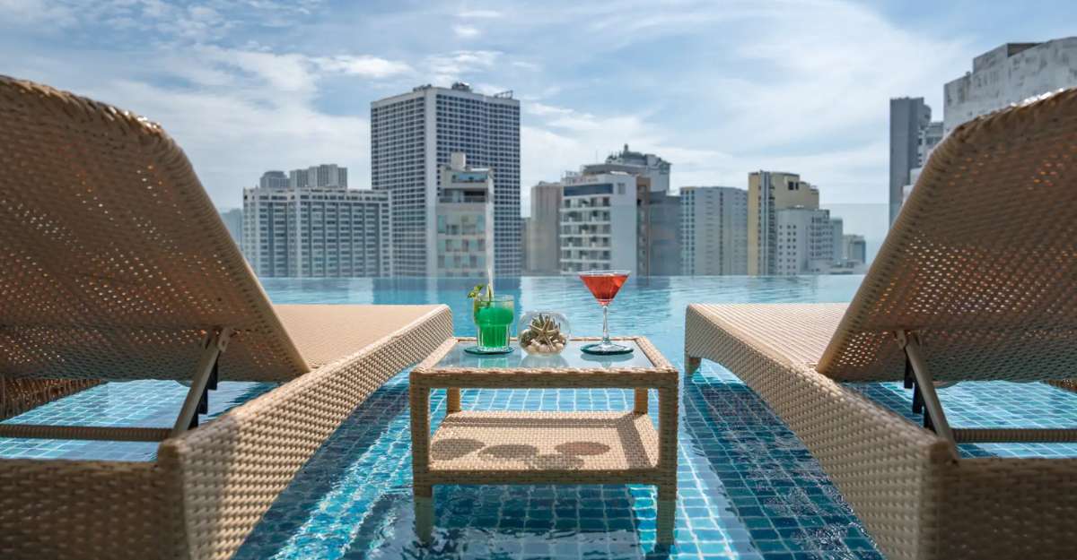 Khu vực hồ bơi vô cực của Seaesta Nha Trang Hotel