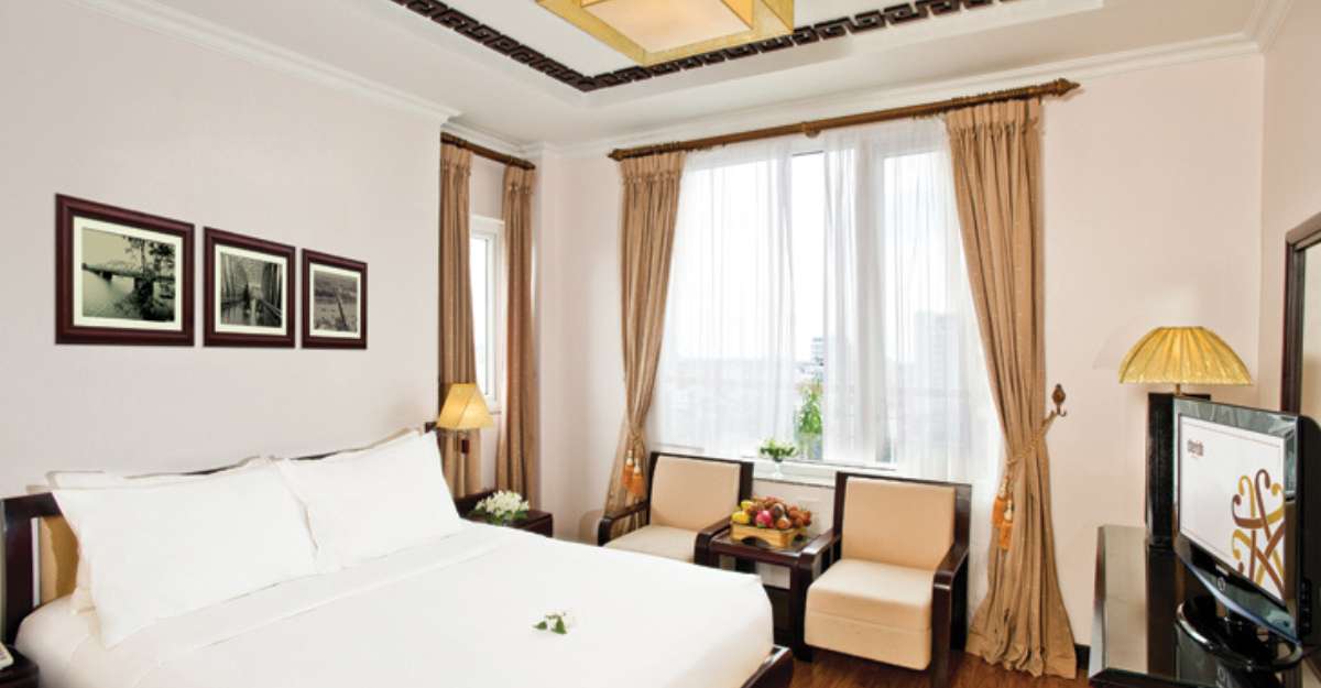 Không gian Deluxe Double City View tại Cherish Hotel Hue