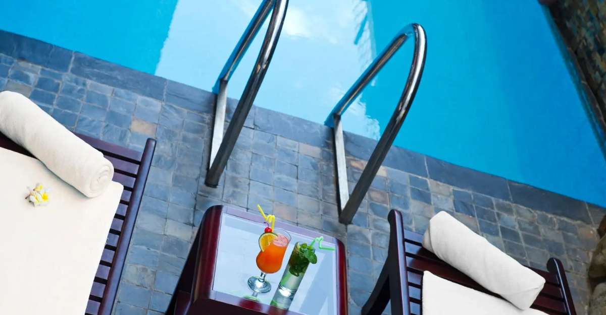 Khu vực hồ bơi tại Cherish Hotel Hue