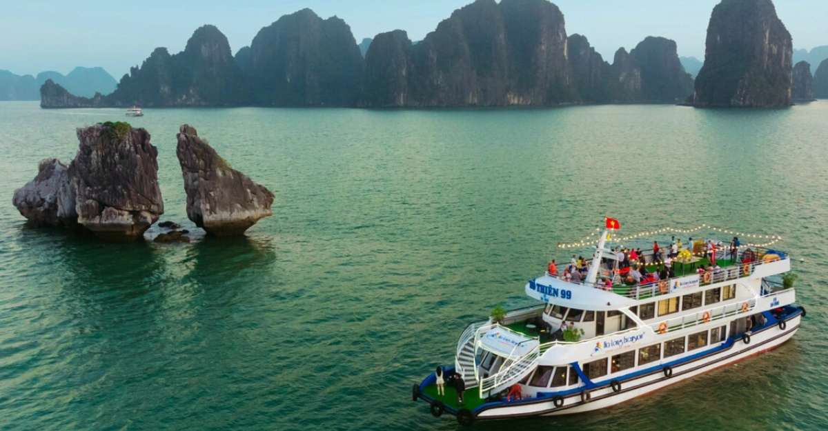 Đi thuyền ngắm cảnh Hạ Long