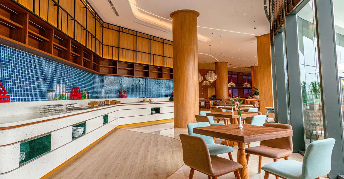 Pool Bar sở hữu phong cách hiện đại và không gian thoáng đãng
