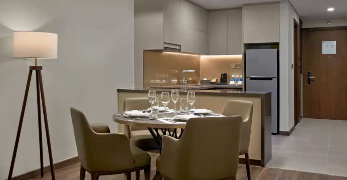 Khu vực ăn và bếp ở hạng phòng Two Bedroom Executive Suite City View  tại Grand K Hotel Suites Hanoi