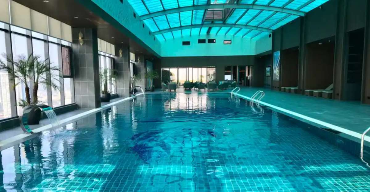 Bể bơi 4 mùa trong nhà hiện đại với view thành phố  tại Grand K Hotel Suites Hanoi