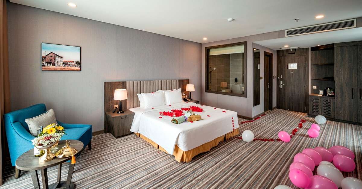 Phòng Deluxe King của khách sạn Mường Thanh Luxury Sài Gòn