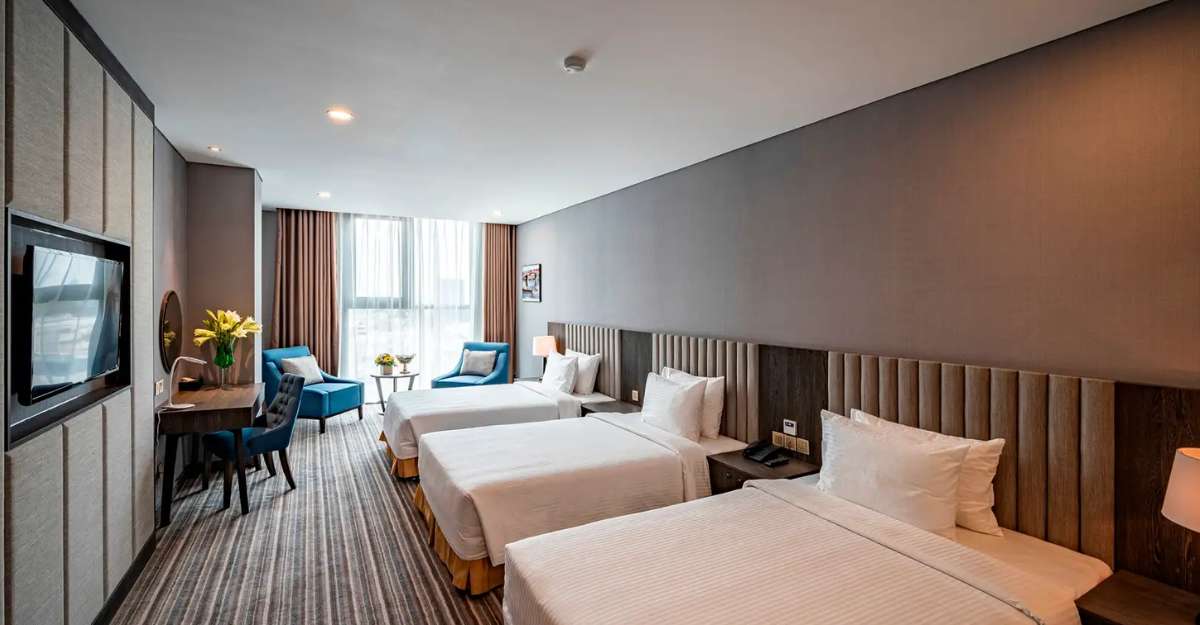 Phòng Deluxe Triple của khách sạn Mường Thanh Luxury Sài Gòn