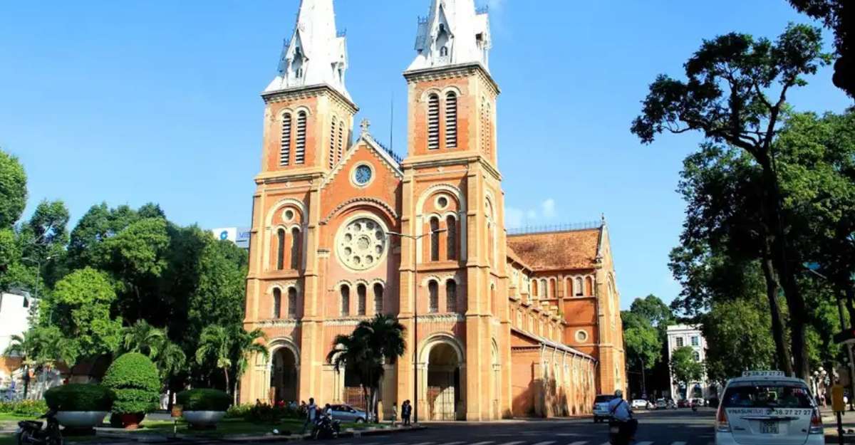 Nhà thờ Đức Bà với kiến trúc độc đáo tại Sài Gòn