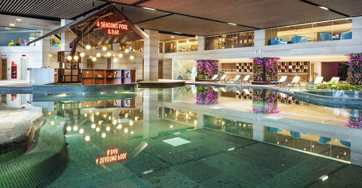 Bể bơi bốn mùa tại Flamingo Cát Bà Beach Resort