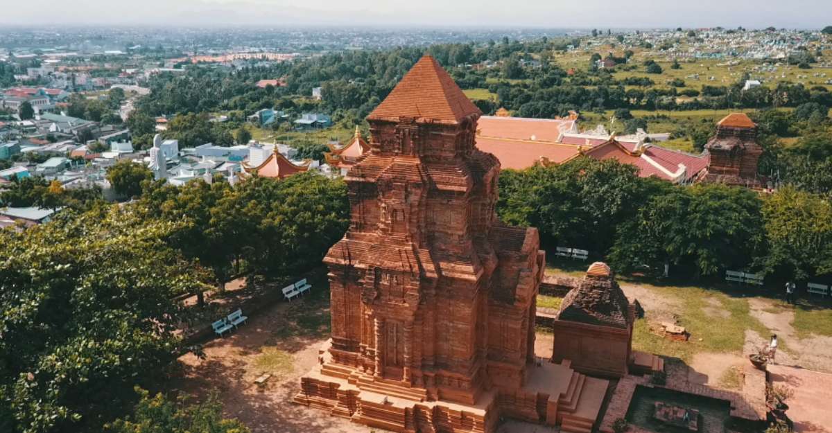 Tháp Chăm Po Sah Inư nhìn từ trên cao