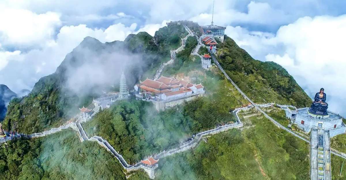 Chinh phục đỉnh Fansipan bằng cáp treo hiện đại hoặc leo núi