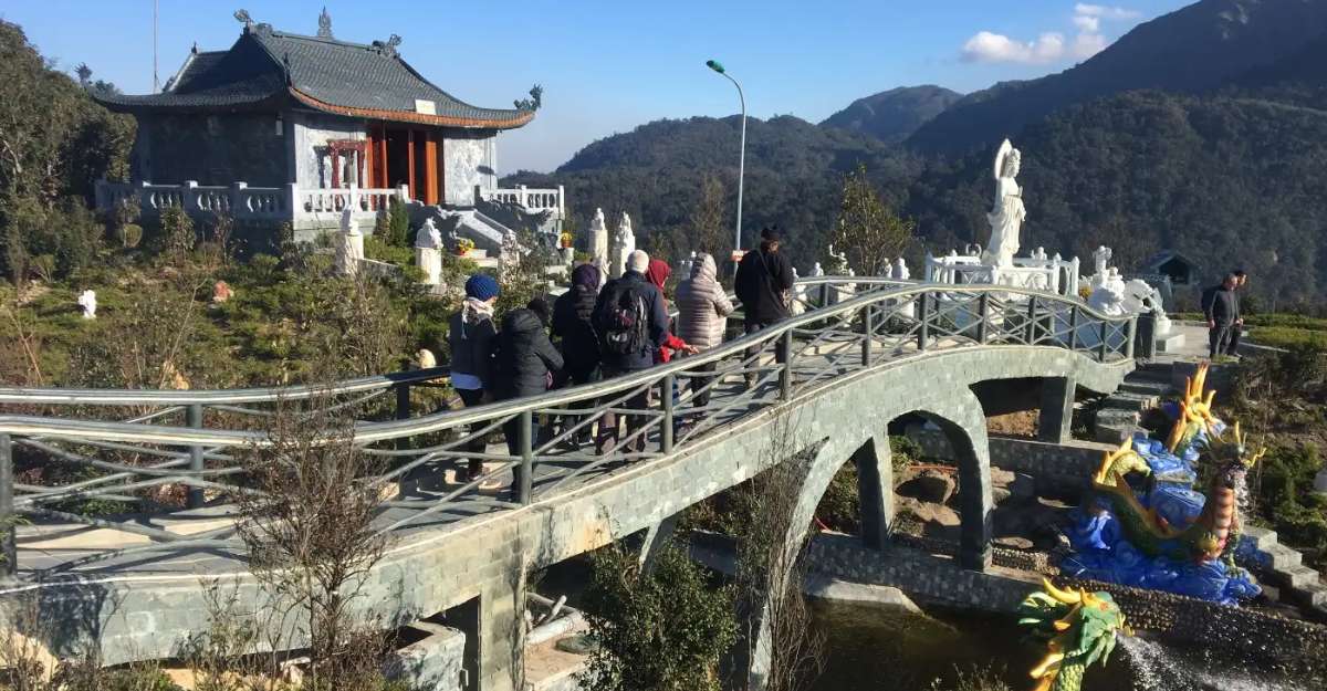 Tour riêng khám phá Thác Bạc Sapa và Cầu Kính Rồng Mây