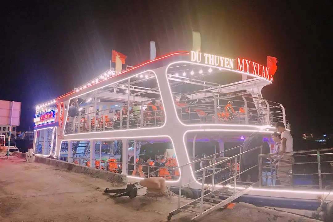 Du ngoạn sông Hàn về đêm trên du thuyền Mỹ Xuân