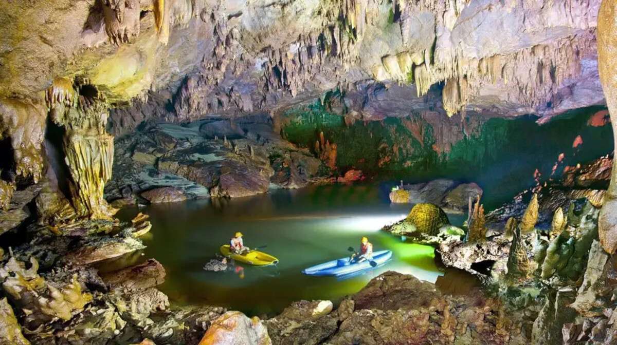 Trải nghiệm chèo thuyền trong động Phong Nha - Homestay Quảng Bình