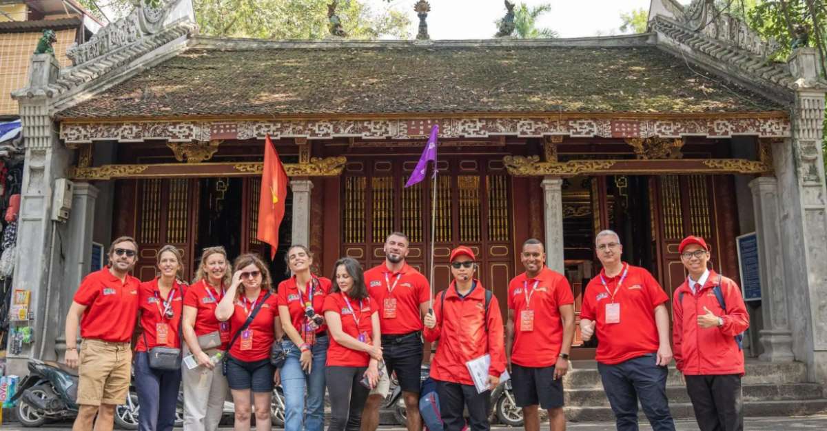 Hình ảnh du khách trong tour trải nghiệm những con phố nghề Hà Nội