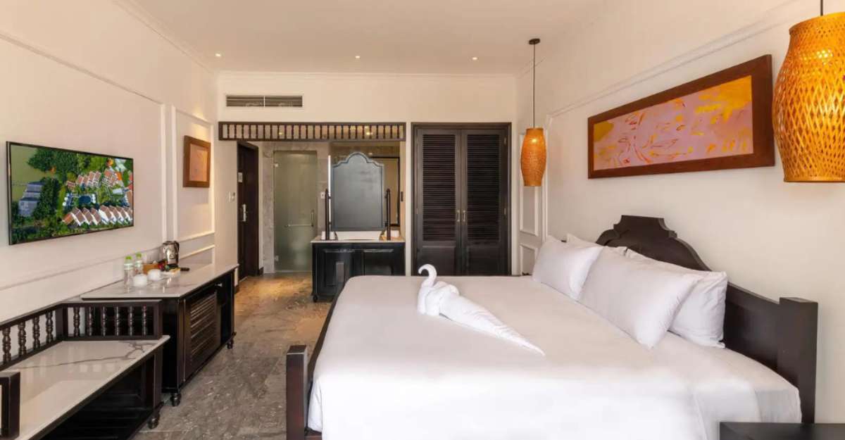 Không gian Deluxe Double With River View tại Hội An Coco Resort & Spa