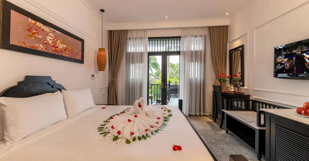 Không gian Honeymoon Suite With Balcony tại Hội An Coco Resort & Spa