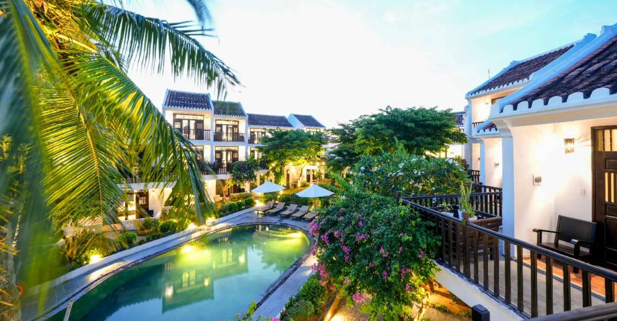 Không gian hồ bơi ngoài trời tại Hội An Coco Resort & Spa