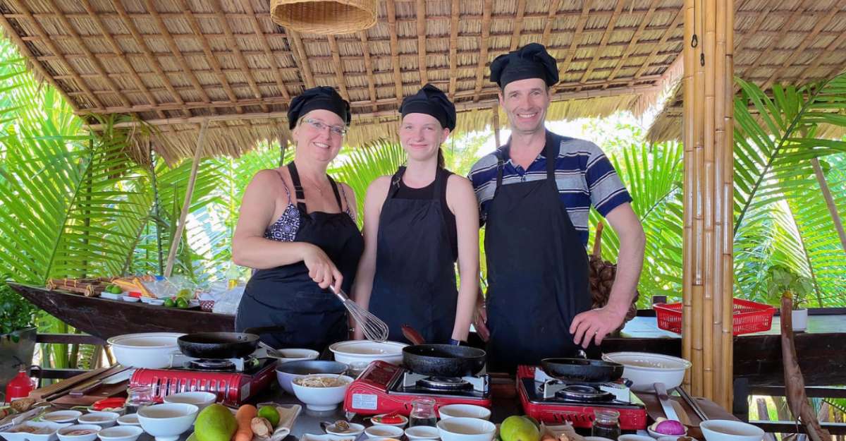 Du khách trải nghiệm tham quan trong ngày tại Hội An Coco Resort & Spa