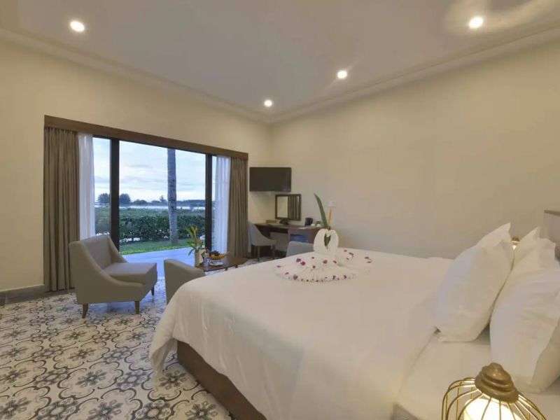 Thiết kế cửa kính lớn đón ánh sáng tự nhiên tại phòng Villa Lake View ở Cocoland River Beach Resort And Spa
