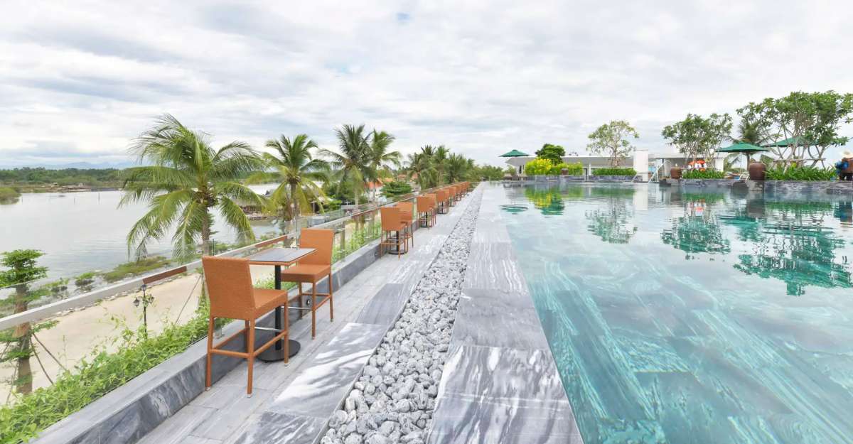 Hồ bơi vô cực tại Cocoland River Beach Resort And Spa