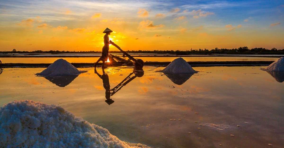 Sa Huỳnh nổi tiếng với những cánh đồng muối trắng phau