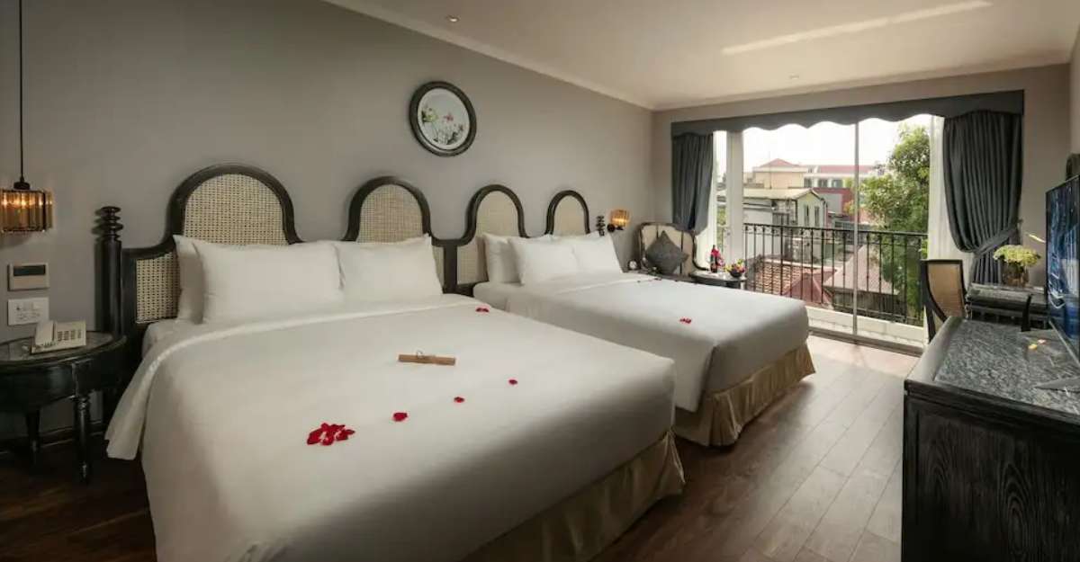 Shining Central Hotel & Spa phòng Family with Balcony