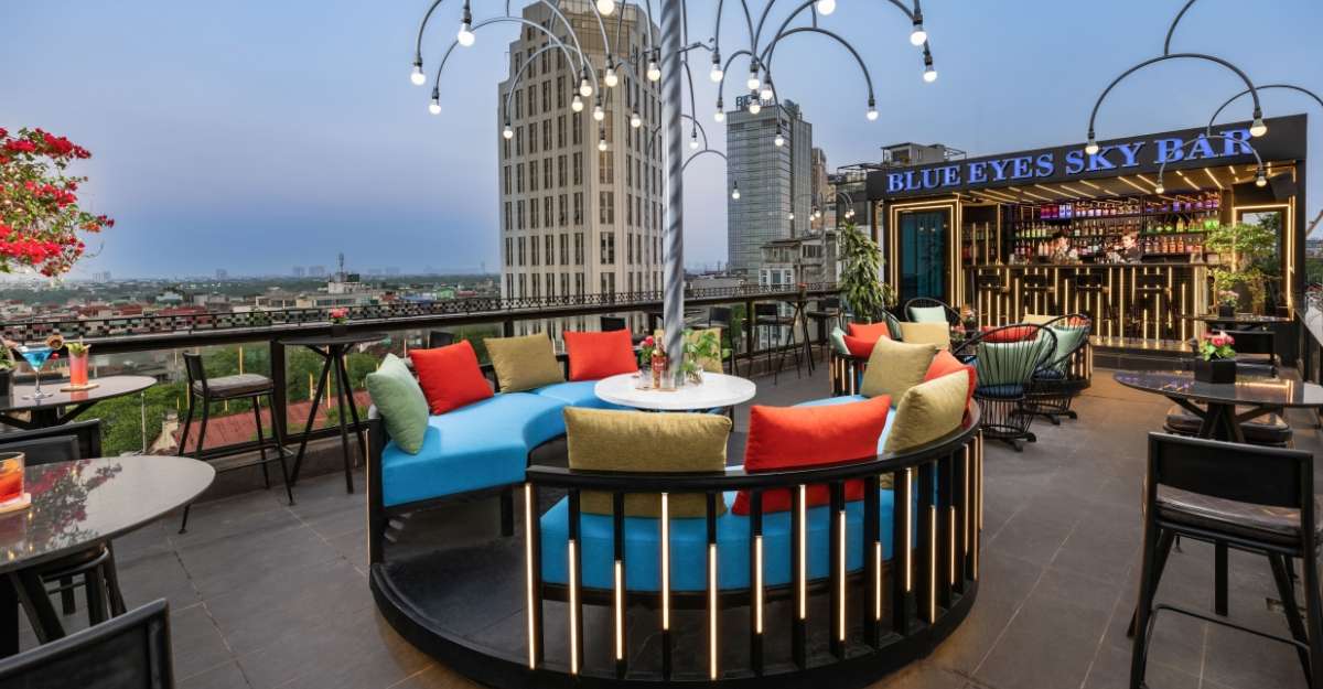 Blue Eyes Sky Bar tại Shining Central Hotel & Spa