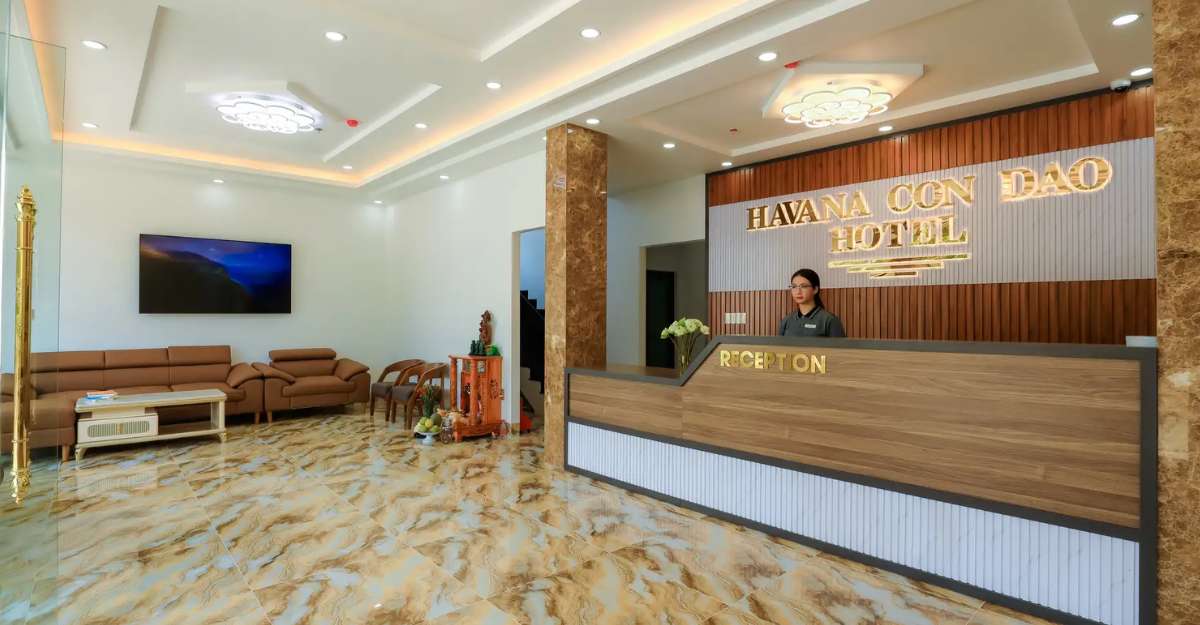 Màu vàng và nâu là hai gam màu chủ đạo được sử dụng tại Havana Con Dao Hotel