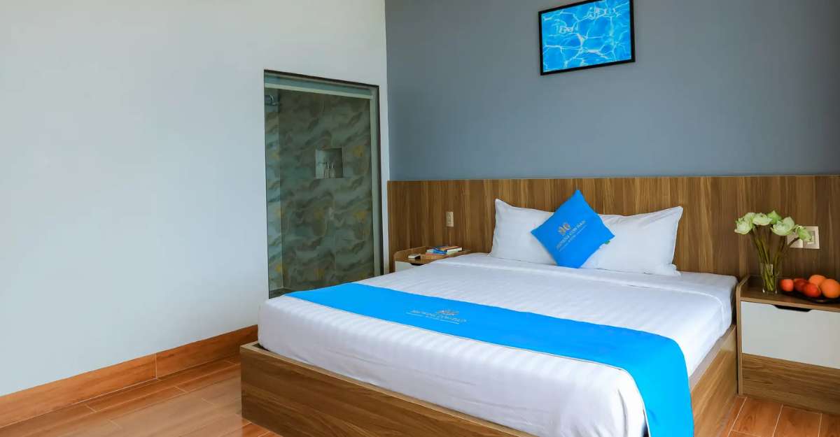Nhìn ngắm thị trấn biển yên bình qua khung cửa sổ lớn tại hạng phòng Deluxe City View tại Hanava Con Dao