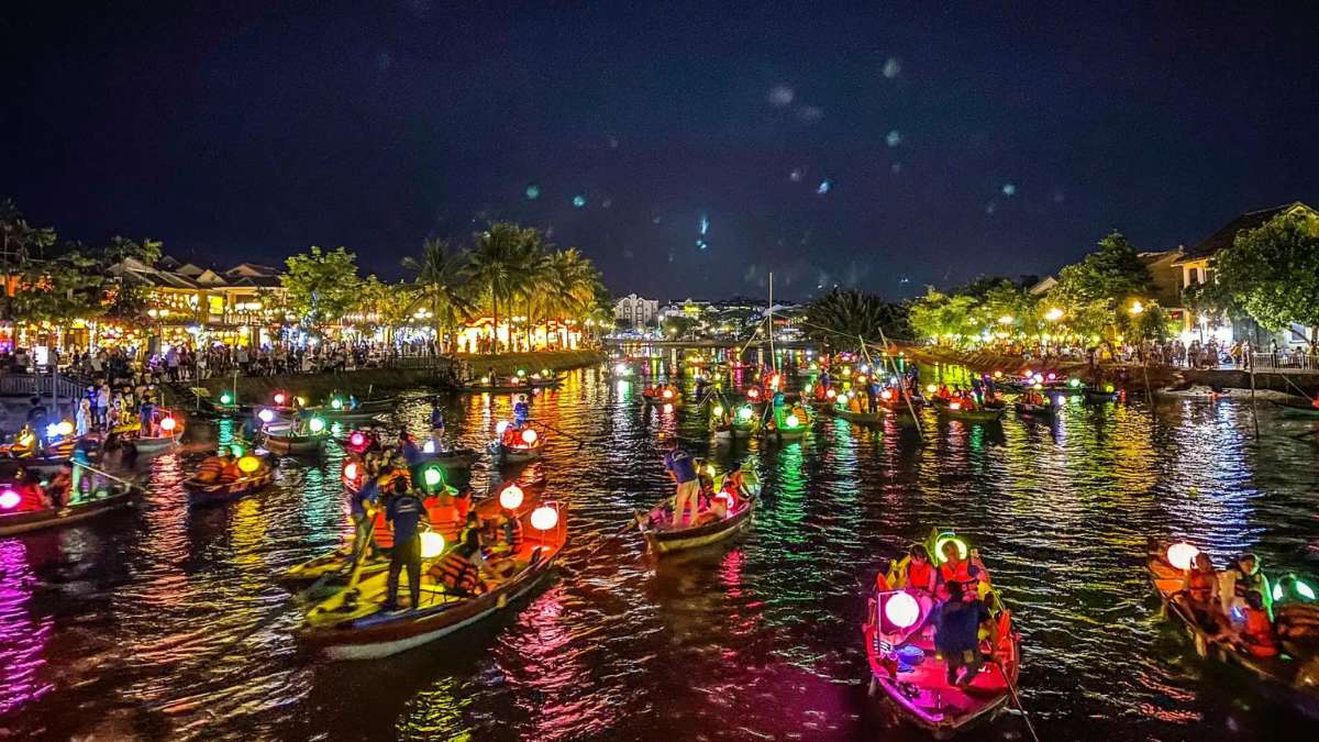 Du khách tham quan và trải nghiệm trên sông Hoài