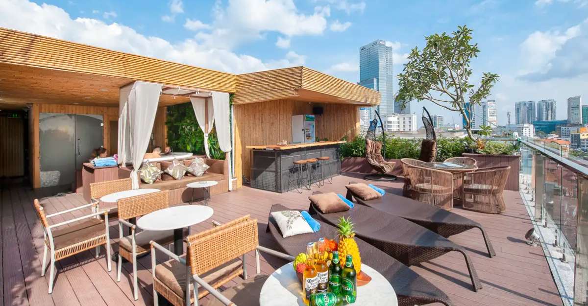 Tầng thượng cực chill của Adora Hotel