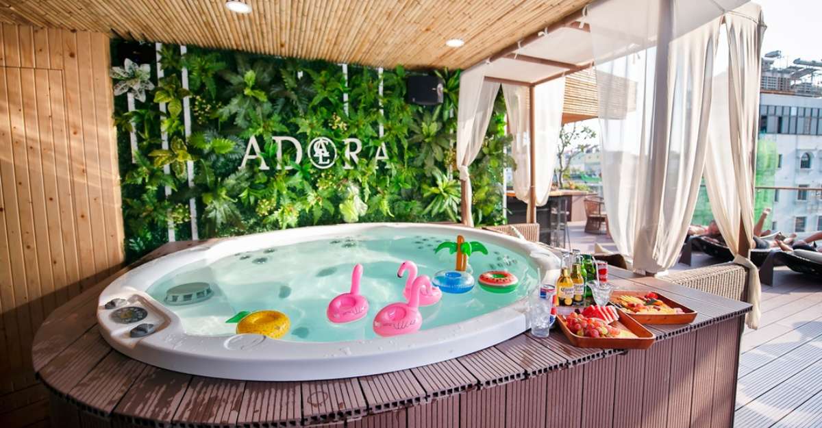 Hồ tắm thư giãn trong nhà tại Adora Hotel