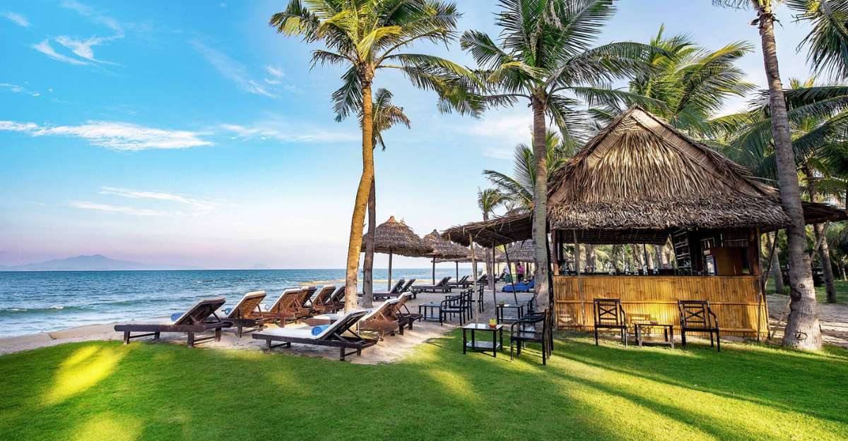 Quầy bar ngoài biển tại Hoi An Beach Resort