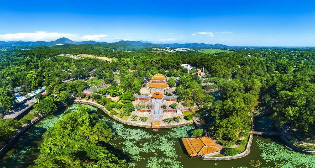 Toàn cảnh lăng vua Tự Đức - nhà nghỉ giá rẻ ở Huế